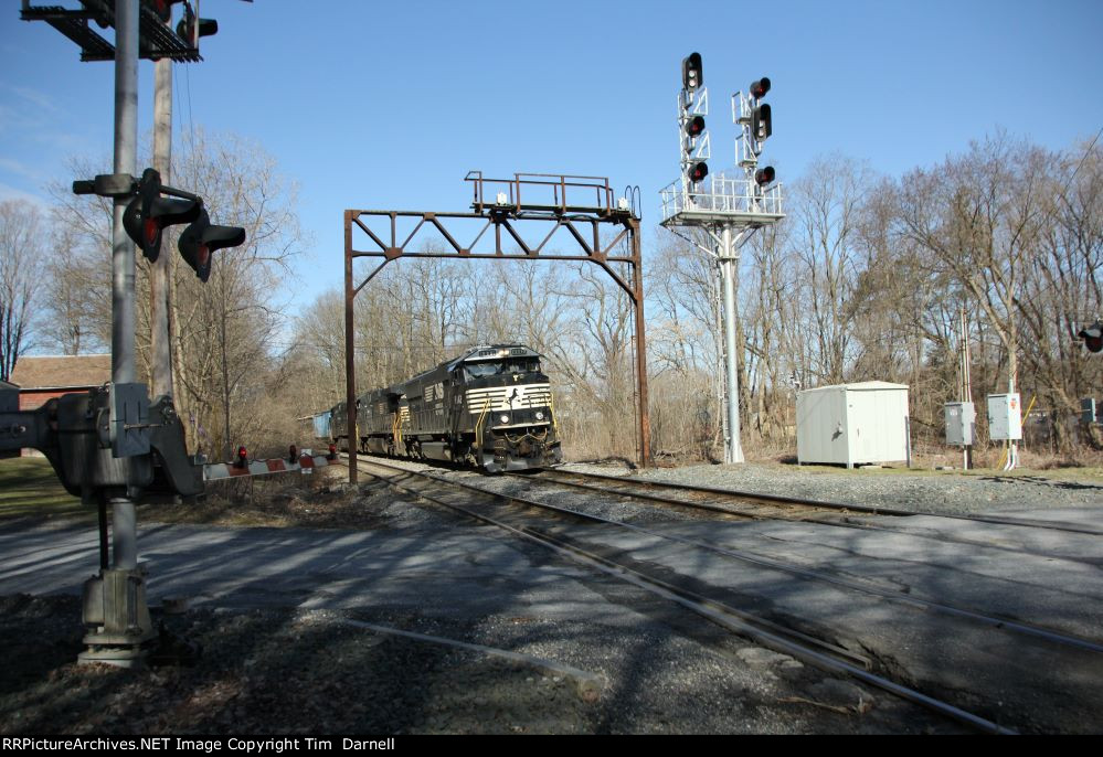 NS 6942 arrives on 16R